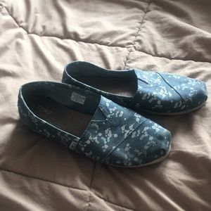 Navy floral TOMS
